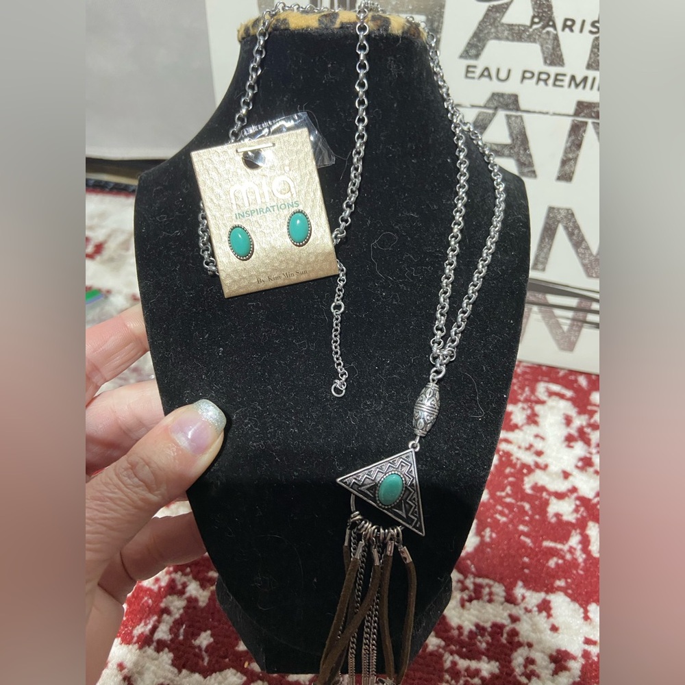 NWT Mia Inspirations Pierced Earrings and Necklace Set. Silver Tone